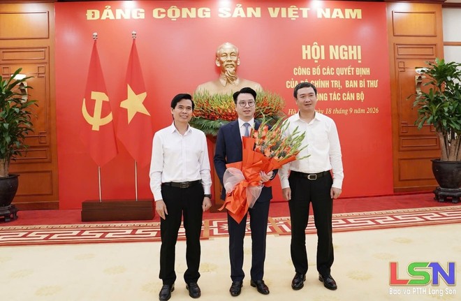 Lãnh đạo Tỉnh ủy, UBND tỉnh Lạng Sơn tặng hoa chúc mừng ông Trần Quân. Ảnh: Báo và PTTH Lạng Sơn