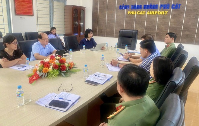 Ngày 18/9, bà Nguyễn Thị Thanh Lịch, Phó chủ tịch UBND tỉnh Gia Lai làm việc với Cảng hàng không Phù Cát về công tác chuẩn bị hạ tầng phục vụ Hội nghị ISOM trong khuôn khổ APEC và kiểm tra tiến độ chuẩn bị các điều kiện khai thác chuyến bay quốc tế không thường lệ (charter) tại Cảng hàng không Phù Cát. Ảnh: Kim Yến.