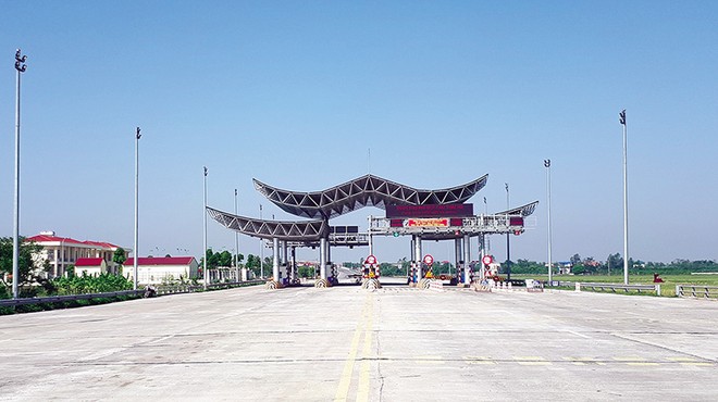 Trạm thu phí BOT cầu Thái Hà vắng bóng xe qua lại. Ảnh: P.V
