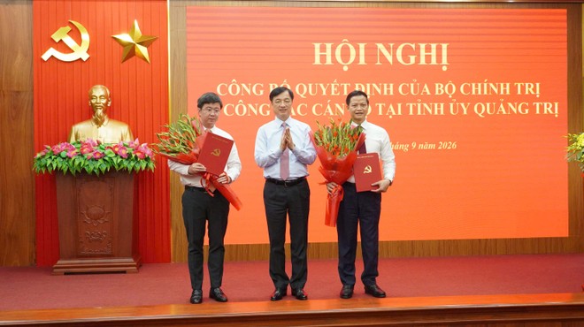 Ông Nguyễn Duy Ngọc, Trưởng ban Tổ chức Trung ương trao quyết định và tặng hoa chúc mừng tân Bí thư Tỉnh uỷ Quảng Trị Vương Quốc Tuấn (bên phải ảnh) và tân Phó Bí thư Tỉnh uỷ Quảng Trị Bùi Hoàng Phương (bên trái ảnh).