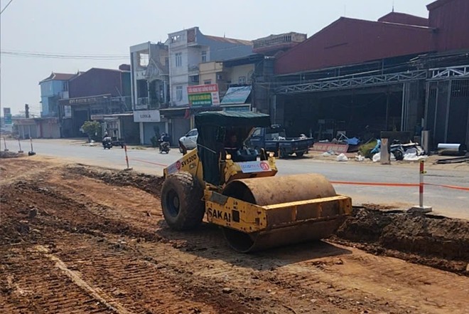 Thi công nền đường tại Dự án cải tạo, mở rộng Quốc lộ 2.