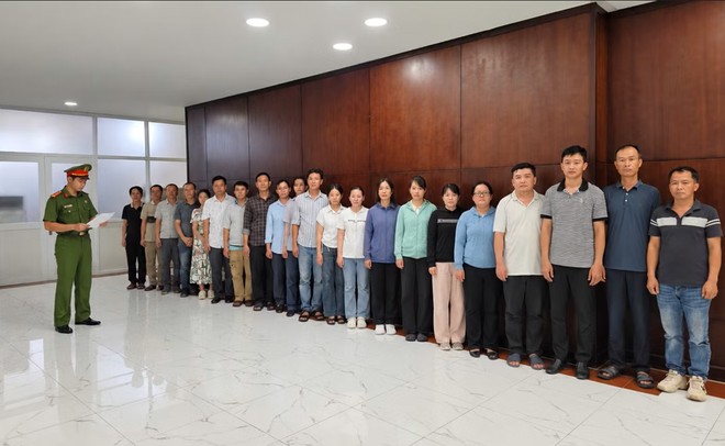 37 bị can trong đường dây mua bán hóa đơn (ảnh: Công an TP.HCM)