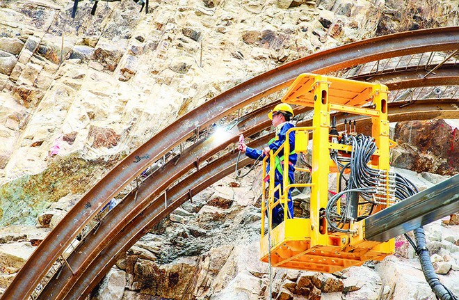 Các bộ, ngành đang nỗ lực tháo gỡ điểm nghẽn để thúc giải ngân vốn đầu tư công. Trong ảnh: Thi công hầm đường bộ Hoàng Liên. Ảnh: Đức Thanh 