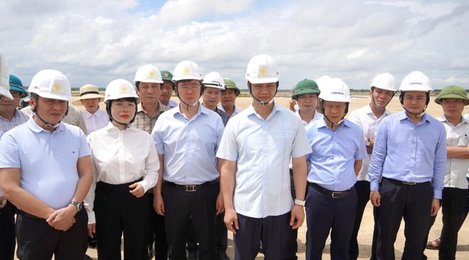 Bí thư Tỉnh uỷ Quảng Trị Vương Quốc Tuấn (hàng đầu, thứ ba từ phải ảnh) kiểm tra tiến độ Dự án đầu tư xây dựng Cảng hàng không Quảng Trị.