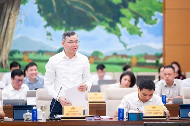 Bộ trưởng Bộ Tài chính Ngô Văn Tuấn trình bày tờ trình dự án luật - Ảnh: QH. 