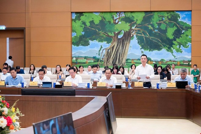 Thứ trưởng Bộ Nông nghiệp và Môi trường Đặng Ngọc Điệp trình bày tờ trình - Ảnh: QH.