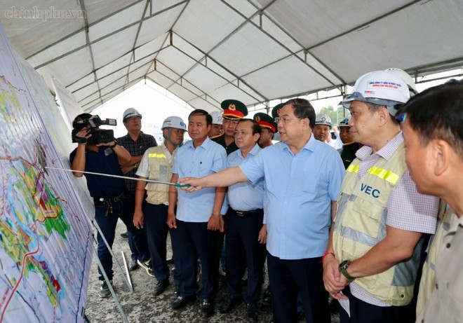 Phó Thủ tướng Thường trực Chính phủ Phạm Gia Túc kiểm tra tiến độ dự án mở rộng cao tốc TP.HCM - Long Thành - Ảnh: chinhphu.vn