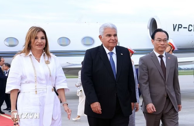 Lễ đón đoàn Tổng thống nước Cộng hòa Panama José Raúl Mulino và Phu nhân tại Sân bay quốc tế Nội Bài. (Ảnh: Tuấn Anh/TTXVN)
