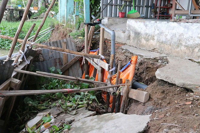 Một điểm sạt lở bờ trái sông Trà Nóc tại phường Thới An Đông