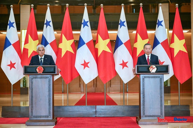 Tổng Bí thư, Chủ tịch nước Tô Lâm và Tổng thống Cộng hòa Panama José Raúl Mulino gặp gỡ báo chí sau hội đàm. Ảnh: Đức Thanh.