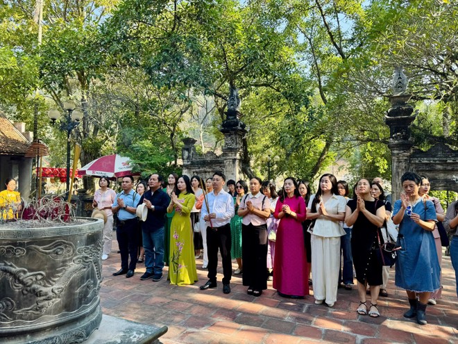 Đoàn đại biểu dâng hương tại Đền Sóc, tìm hiểu những giá trị lịch sử, văn hóa gắn với truyền thuyết Thánh Gióng. 