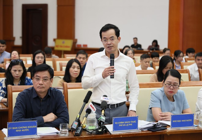 Ông Trương Bá Tuấn tại cuộc họp báo thường kỳ quý III của Bộ Tài chính. Ảnh: Mạnh Tuấn.