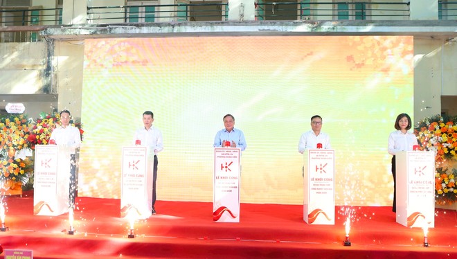 Phó Bí thư Thành ủy Hà Nội Nguyễn Văn Phong cùng các đại biểu bấm nút khởi công Dự án Xây dựng Trung tâm Công nghiệp văn hóa. Ảnh: Thanh Hải