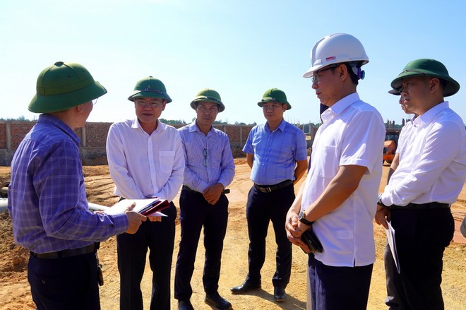 Phó chủ tịch UBND tỉnh Quảng Trị Phan Phong Phú (thứ hai từ trái sang) kiểm tra tiến độ dự án Hệ thống đường nối từ trung tâm thành phố đi sân bay Đồng Hới
