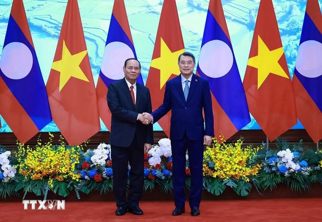 Thủ tướng Lê Minh Hưng tiếp đồng chí Vilay Lakhamfong, Thường trực Ban Bí thư Trung ương Đảng Nhân dân Cách mạng Lào. (Ảnh: Dương Giang/TTXVN)
