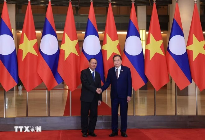 Chủ tịch Quốc hội Trần Thanh Mẫn và đồng chí Vilay Lakhamphong, Ủy viên Bộ Chính trị, Thường trực Ban Bí thư Trung ương Đảng Nhân dân Cách mạng Lào đang thăm chính thức Việt Nam. (Ảnh: Tuấn Anh/TTXVN)