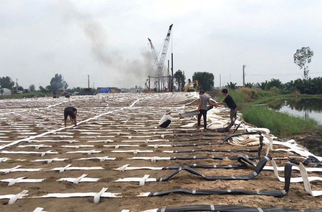 Đắp nền đường Dự án cao tốc Châu Đốc-Cần Thơ-Sóc Trăng. 