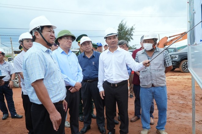 Ông Phạm Anh Tuấn, Chủ tịch UBND tỉnh Gia Lai (đội mũ cối) trong chuyến kiểm tra tiến độ thực hiện Dự án Khu công nghiệp Phù Mỹ - giai đoạn 1 do Công ty cổ phần Tập đoàn Đầu tư Phù Mỹ làm chủ đầu tư trong sáng Chủ nhật, ngày 18/10/2026. 