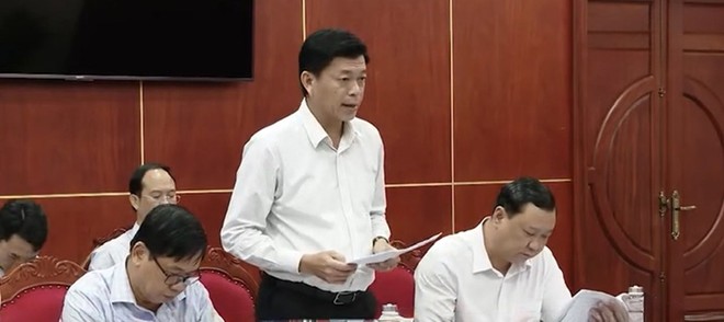 Ông Trần Công Khanh - Phó Giám đốc Sở Tài chính báo cáo tại Cuộc họp tổ chức rà soát kịch bản tăng trưởng quý IV/2026 của UBND tỉnh Cà Mau.