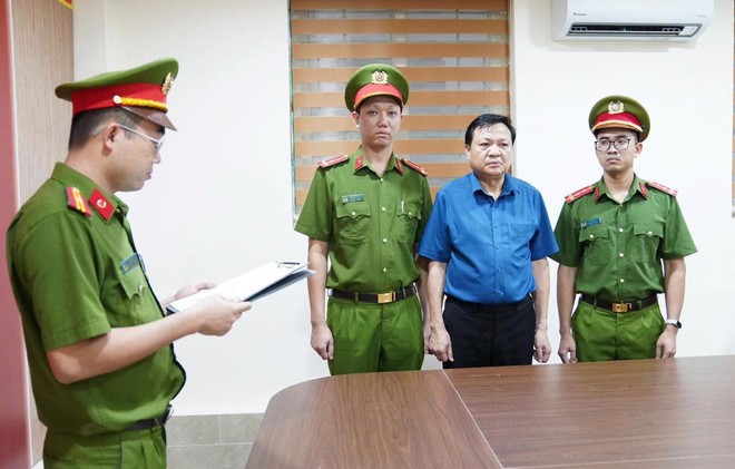 Cơ quan điều tra tống đạt các quyết định, lệnh tố tụng đối với Hoàng Văn Lộc, Bí thư Đảng ủy, Chủ tịch HĐND xã Hợp Kim. Ảnh: CAPT