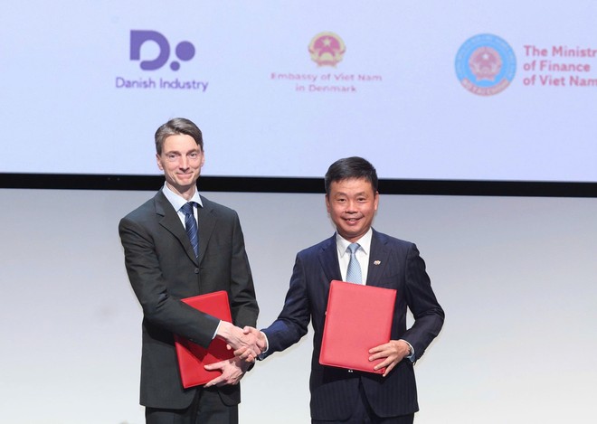 Giáo sư Joachim Mathiesen, Viện trưởng Viện Niels Bohr thuộc Đại học Copenhagen và ông Phạm Minh Tuấn, Phó tổng giám đốc Tập đoàn FPT kiêm Tổng giám đốc FPT Software trao biên bản ghi nhớ.