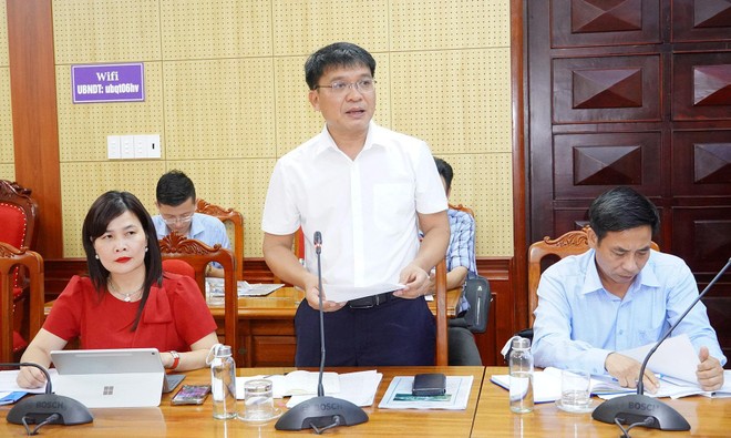 Ông Nguyễn Đức Tân, Phó giám đốc Trung tâm Xúc tiến đầu tư, Thương mại và Du lịch tỉnh Quảng Trị báo cáo tại buổi làm việc