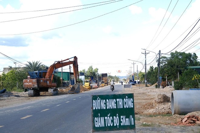 Các tổ chức, cá nhân được cấp phép khai thác khoáng sản phải báo cáo tình hình cung cấp nguồn vật liệu cho các công trình, dự án trọng điểm trên địa bàn tỉnh Lâm Đồng.