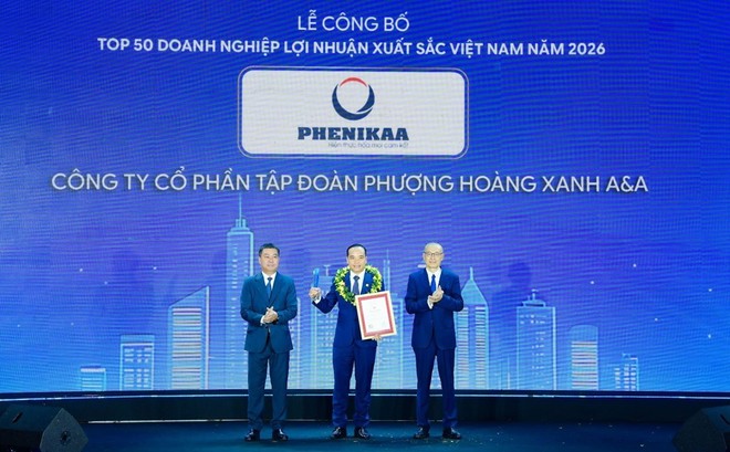 Ông Cao Hoàng Long - Phó Tổng Giám đốc Tập đoàn Phenikaa nhận kỉ niệm chương tại Lễ công bố.