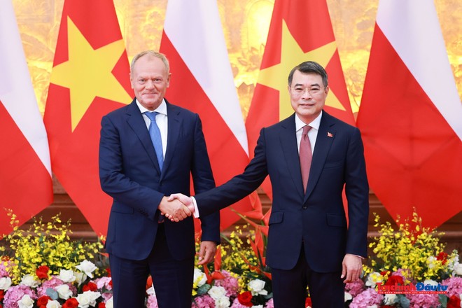 Thủ tướng Chính phủ Lê Minh Hưng và Thủ tướng Donald Tusk chụp ảnh chung.