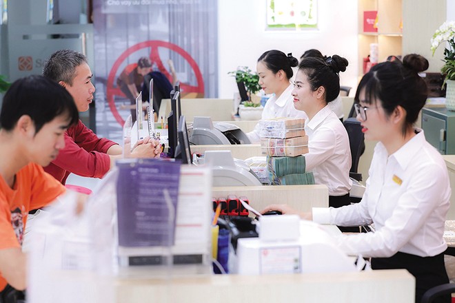 Nhiều ngân hàng đã hạ lãi suất theo chỉ đạo của Chính phủ, song cần thêm các nguồn vốn khác để giảm lãi suất bền vững. Ảnh: Lê Toàn