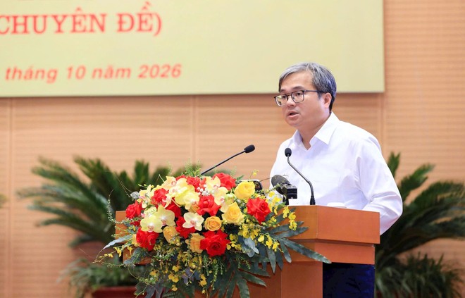 Phó Chủ tịch UBND TP. Hà Nội Trương Việt Dũng trình bày tờ trình tại kỳ họp. Ảnh: Thành Thái Hùng.