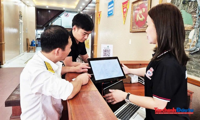Công chức Thuế tỉnh Bắc Ninh hỗ trợ hộ kinh doanh làm sạch mã số thuế. Ảnh: Đức Thanh