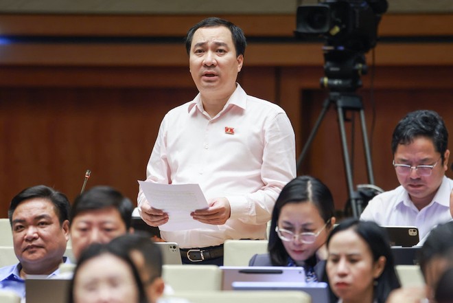 Đại biểu Vũ Văn Tiến tham gia thảo luận. Ảnh: Quang Vinh. 