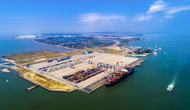 Một góc cảng và luồng Lạch Huyện - Hải Phòng.