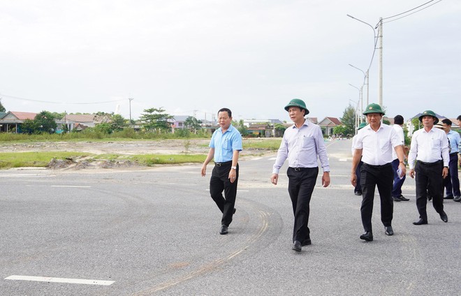 Phó Chủ tịch Thường trực UBND tỉnh Quảng Trị Hoàng Nam (thứ hai từ phải sang) kiểm tra thực địa hợp phần Xây dựng hạ tầng kỹ thuật khu tái định cư phục vụ di dời các hộ dân ra khỏi khu vực mở rộng cảng Cửa Việt. Ảnh: Trường Nhật