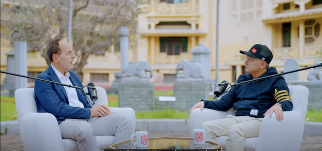 Ông Jan Van Eck, CEO VanEck (trái) và ông Thomas Nguyễn, Giám đốc Thị trường nước ngoài của Chứng khoán SSI trao đổi tại Chương trình