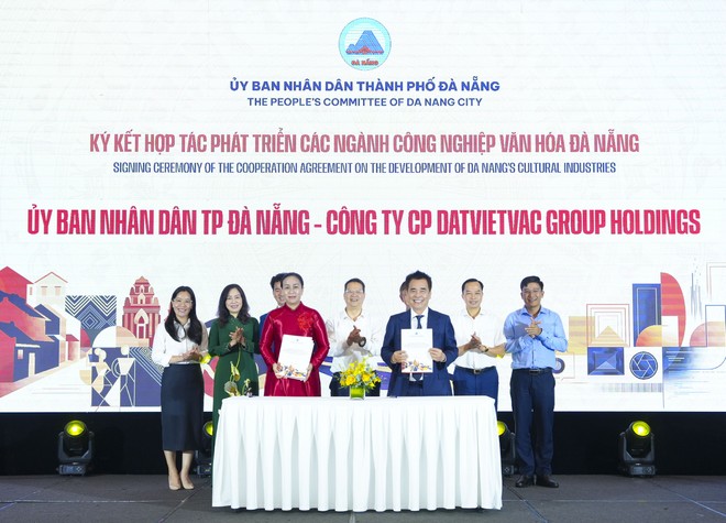 Bà Nguyễn Thị Anh Thi – Thành ủy viên, Phó Chủ tịch UBND thành phố Đà Nẵng và ông Đinh Bá Thành – Chủ tịch sáng lập DatVietVAC ký kết biên bản ghi nhớ