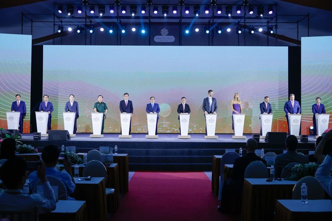 Thủ tướng Phạm Minh Chính và các đại biểu thực hiện nghi thức Khởi công Dự án khu phức hợp đô thị, du lịch sinh thái, sân golf tại huyện Khoái Châu, tỉnh Hưng Yên (Trump International Hung Yen). 