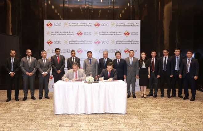 Ông Nguyễn Chí Thành - Chủ tịch HĐTV SCIC và Ngài Nasser Sulaiman Hamed Al Harthy - Phó chủ tịch OIA đại diện cho hai tổ chức ký kết Biên bản ghi nhớ