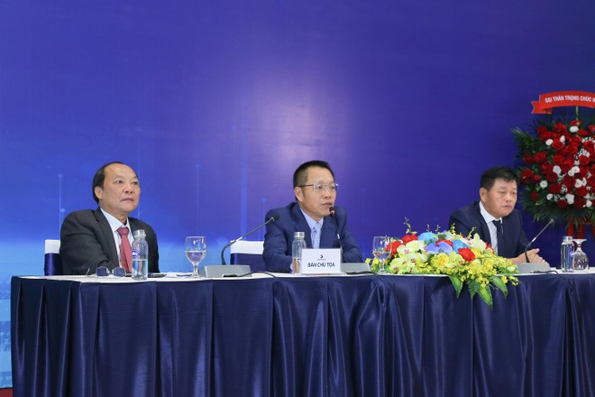 Ban lãnh đạo trả lời câu hỏi của cổ đông