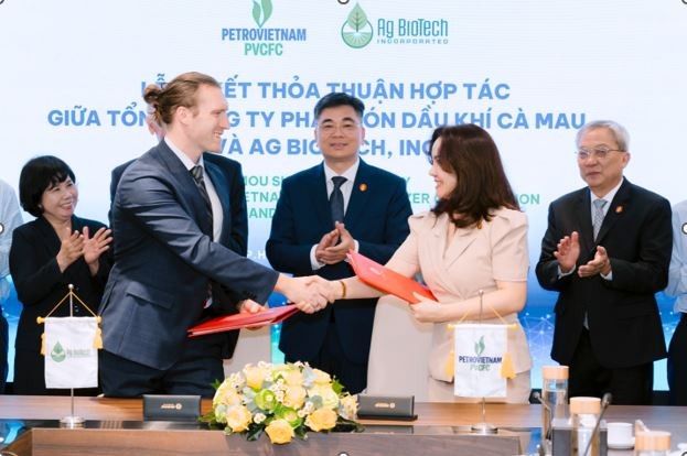 Bà Nguyễn Thị Hiền - Phó tổng giám đốc PVCFC và ông Tristan Hudak - Giám đốc phát triển quốc tế AG Biotech, INC thực hiện nghi thức ký kết Thỏa thuận hợp tác.