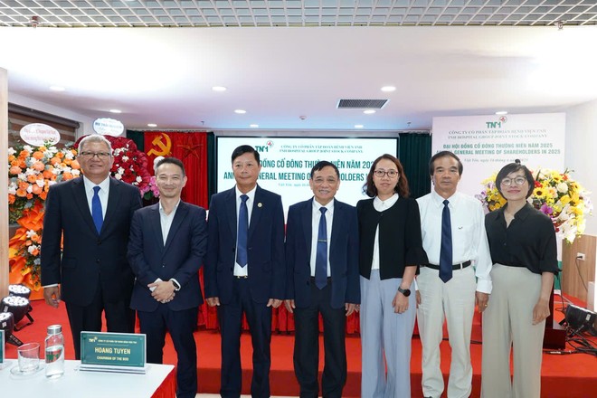 Ông Hoàng Tuyên (thứ ba từ trái sang) chuyển giao ghế Chủ tịch TNH cho bà Thuỳ Giang (thứ ba từ phải sang).