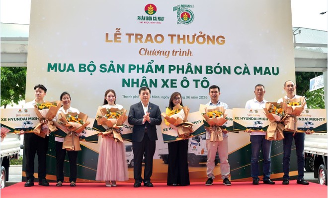 Ông Nguyễn Thanh Tùng, Tổng Giám Đốc PVCFC trao giải xe tải Hyundai 3,5 tấn cho các đại lý