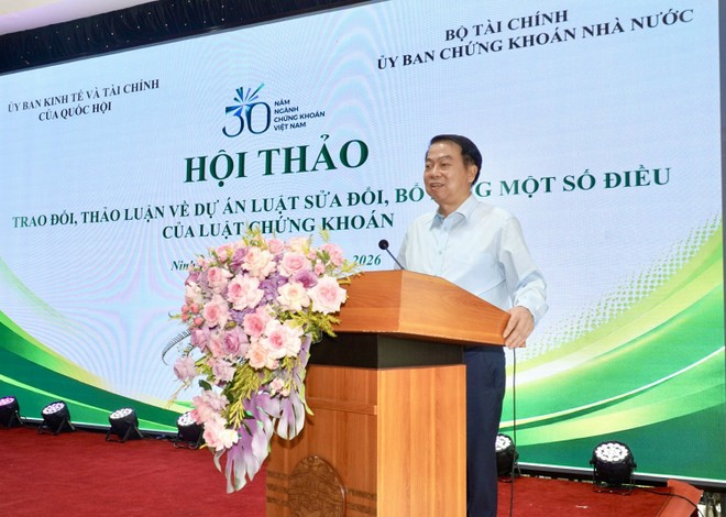 Thứ trưởng Bộ Tài chính Nguyễn Đức Chi phát biểu tại hội thảo