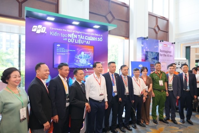 Đại biểu tham quan gian hàng FPT 