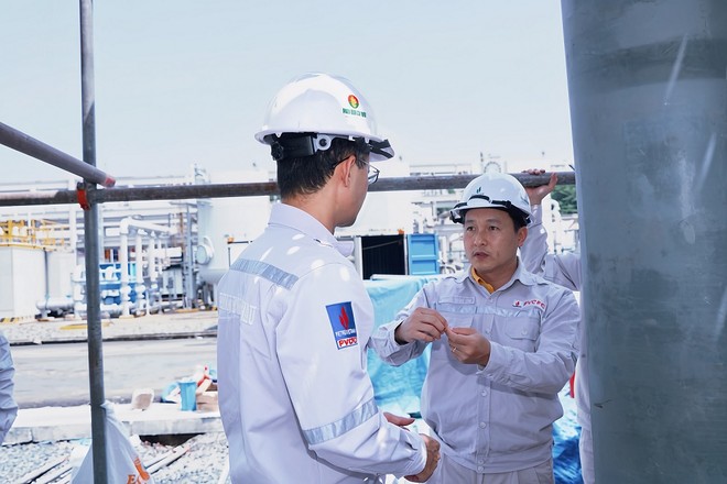 Ông Nguyễn Thanh Tùng - Tổng giám đốc PVCFC trực tiếp kiểm tra các hạng mục tại công trường.