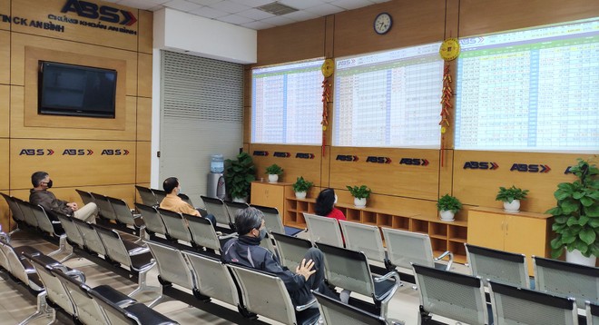 “Sóng ngược” chuyển sàn, niêm yết