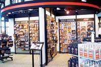 Một cửa hàng Harley Davidson với nhiều sản phẩm ăn theo