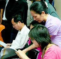 Nhà đầu tư tìm hiểu thông tin thị trường