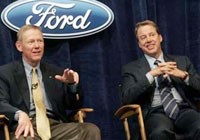 Chủ tịch Bill Ford (phải) của hãng xe lừng danh nước Mỹ Ford bên cạnh Tổng Giám đốc Alan Mulally (trái). 
